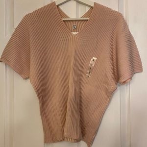 UNIQLO pink 3D cotton v-neck pleated half sleeve sweater. Size Small